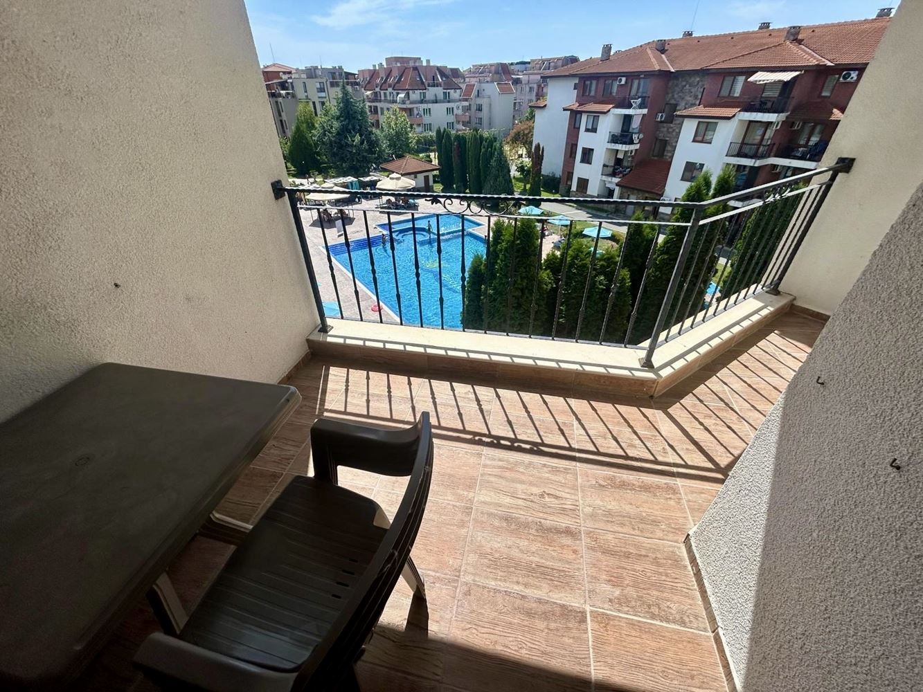 Przestronny apartament z dwiema sypialniami w Nesebyrze – dwa tarasy i możliwość wydzielenia trzeciej sypialni
