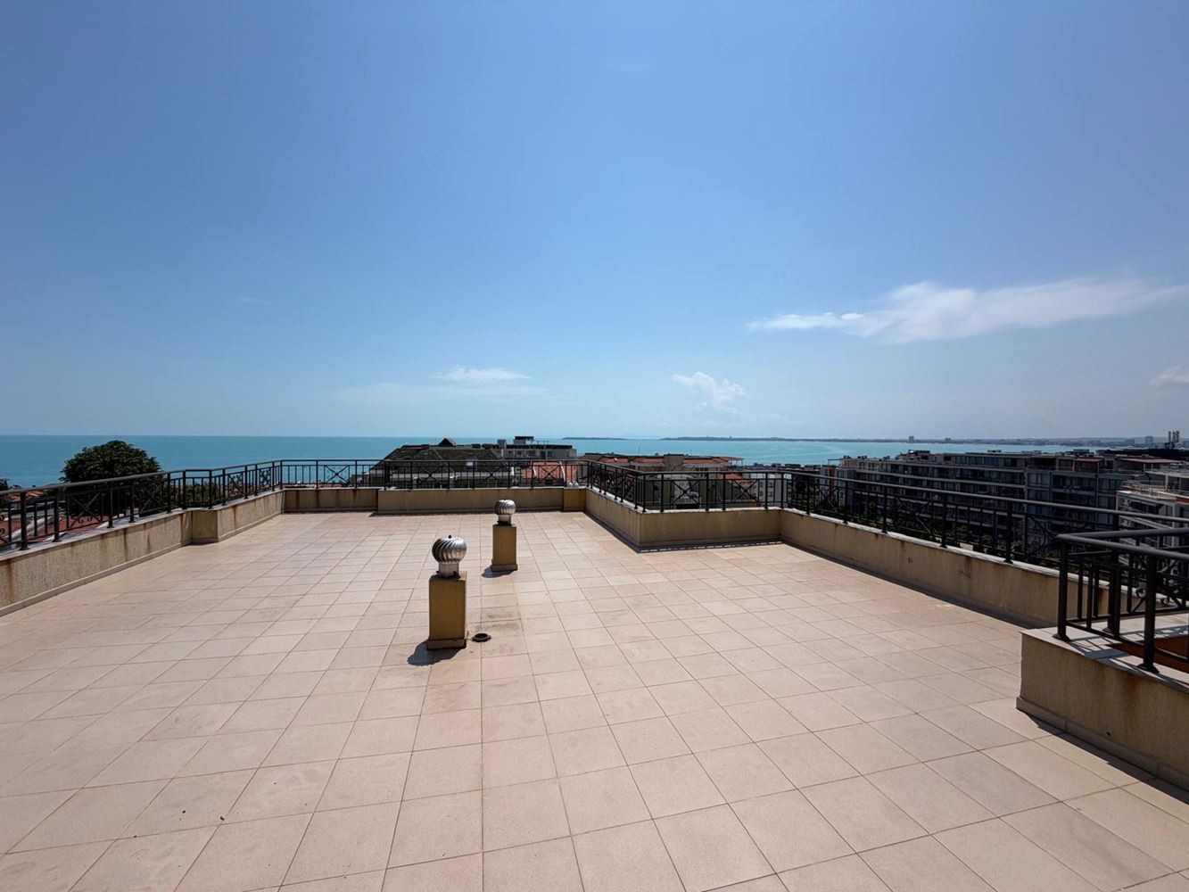 Przestronny apartament z dwiema sypialniami i panoramicznym widokiem na morze w Sveti Vlas