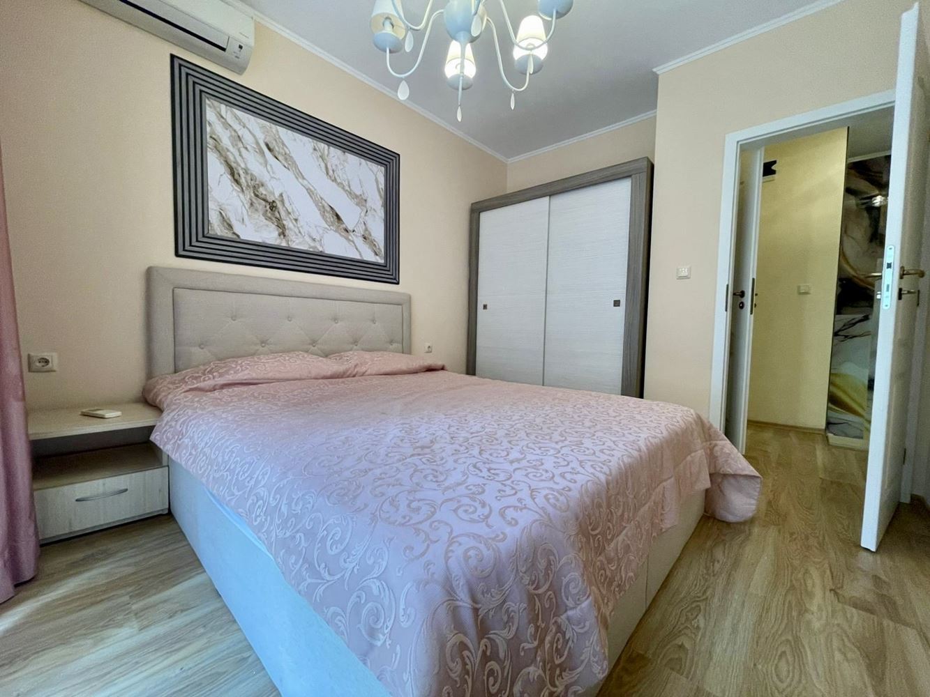 Luksusowy maisonette z ogrodem w elitarnym kompleksie – komfort i relaks blisko morza