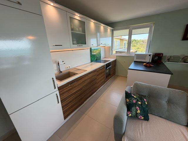 Przestronny apartament z 2 sypialniami w pierwszej linii brzegowej z frontalnym panoramicznym widokiem na morze