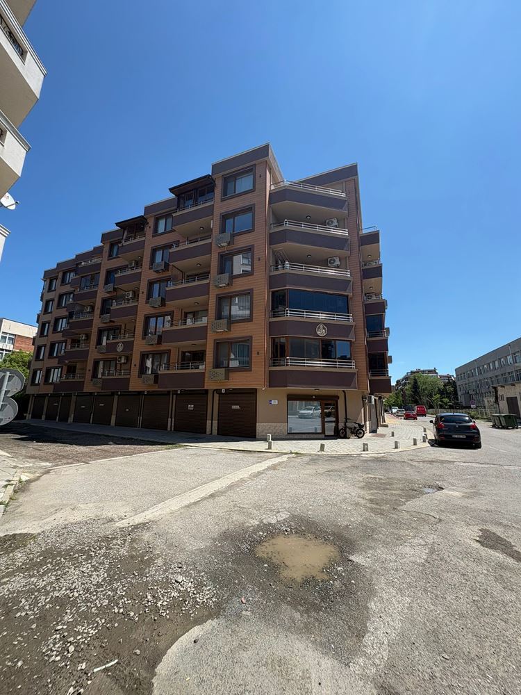 Przestronny apartament z dwiema sypialniami i częściowym widokiem na morze – doskonała lokalizacja blisko centrum i plaży