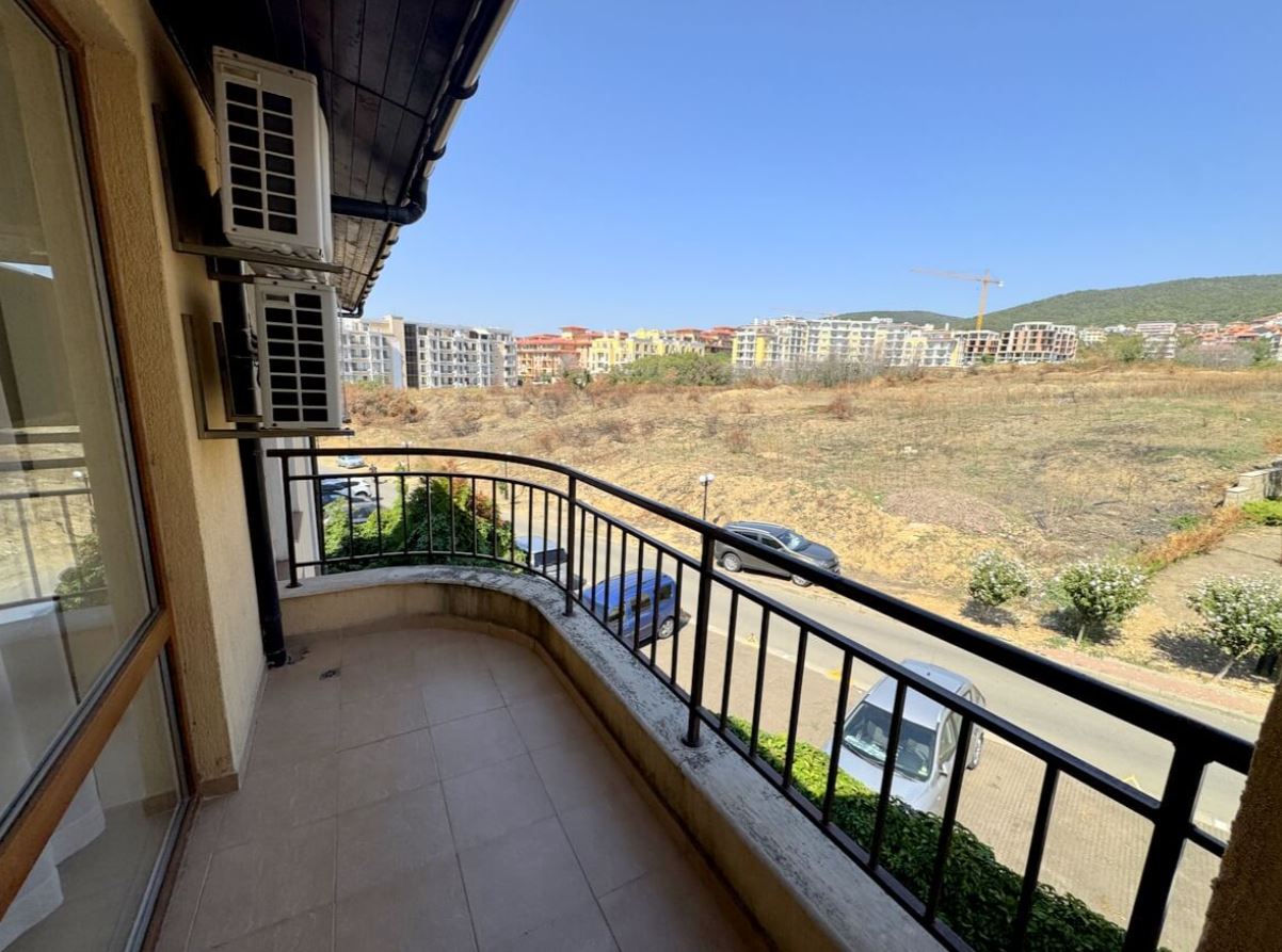 Apartament z dwiema sypialniami w Sveti Vlas – panoramiczne widoki i komfort w zamkniętym kompleksie