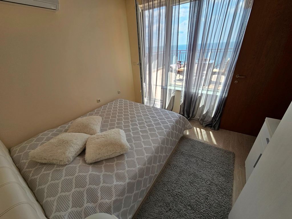 Luksusowy apartament panoramiczny na pierwszej linii morza z dwiema sypialniami i ogromnym tarasem