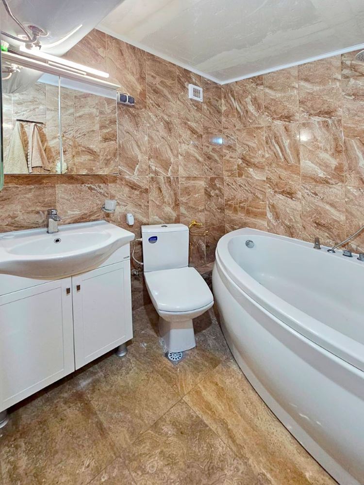 Luksusowy apartament trzypokojowy z widokiem na morze na pierwszej linii w Rawdzie – 114 m², dwa tarasy i pełen komfort