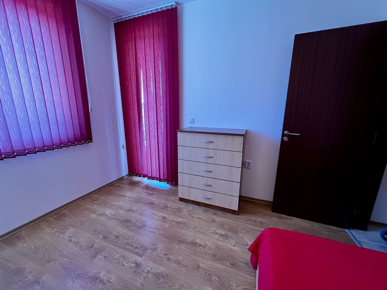 Morski komfort i spokój w pobliżu Nesebyru! Umeblowany apartament z jedną sypialnią z widokiem na basen w luksusowym zamkniętym kompleksie
