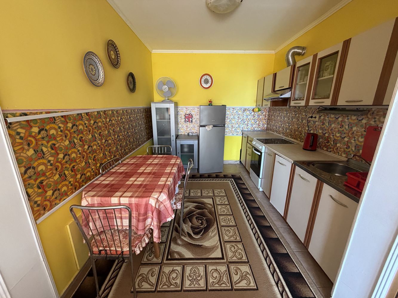 Apartament z jedną sypialnią, przestronnym tarasem i widokiem na morze w Sveti Vlas – 300 metrów od plaży
