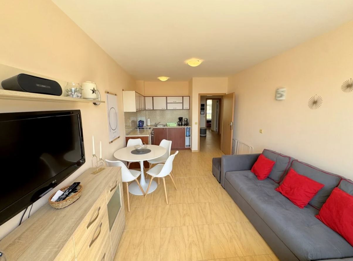 Apartament z dwiema sypialniami w Sveti Vlas – panoramiczne widoki i komfort w zamkniętym kompleksie