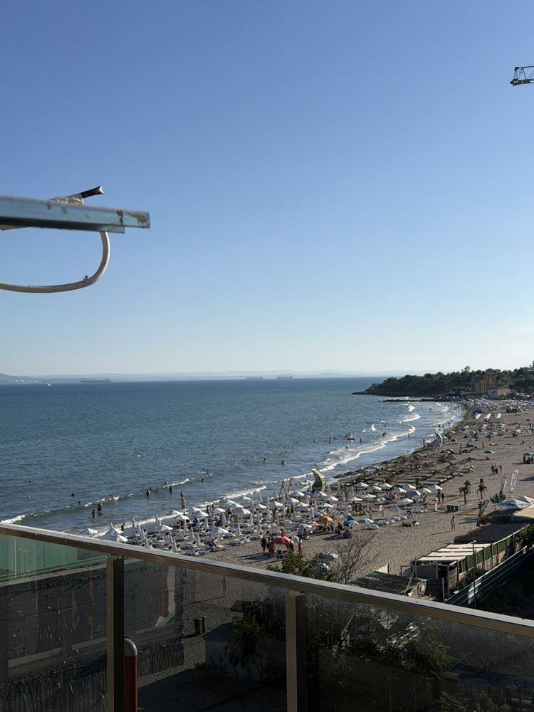 Mieszkanie dwupokojowe w pierwszej linii brzegowej w Pomorie – nowoczesna architektura, panoramiczne widoki na morze i doskonała lokalizacja!