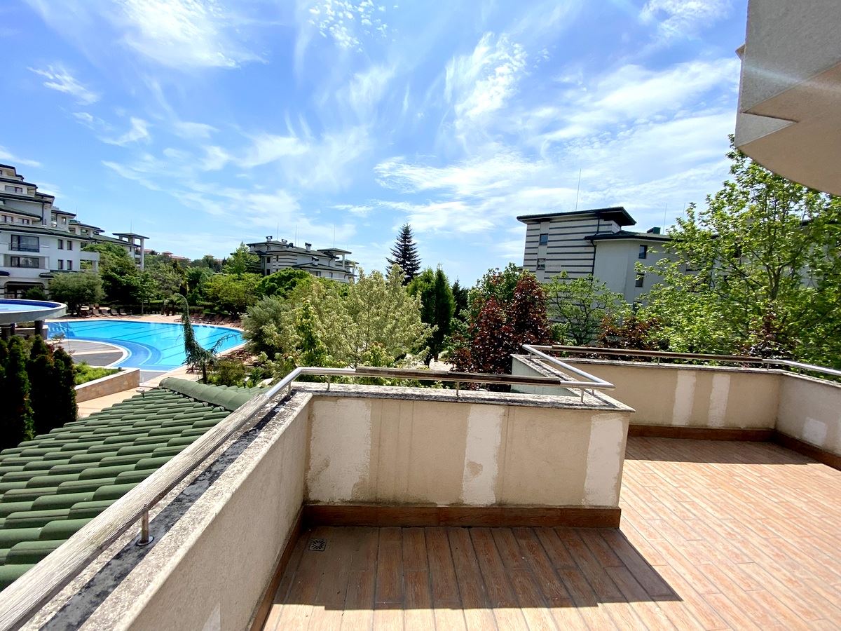 Mieszkanie dwupokojowe (z jedną sypialnią) w pierwszej linii morza w Ravda – luksus, natura i widok na basen