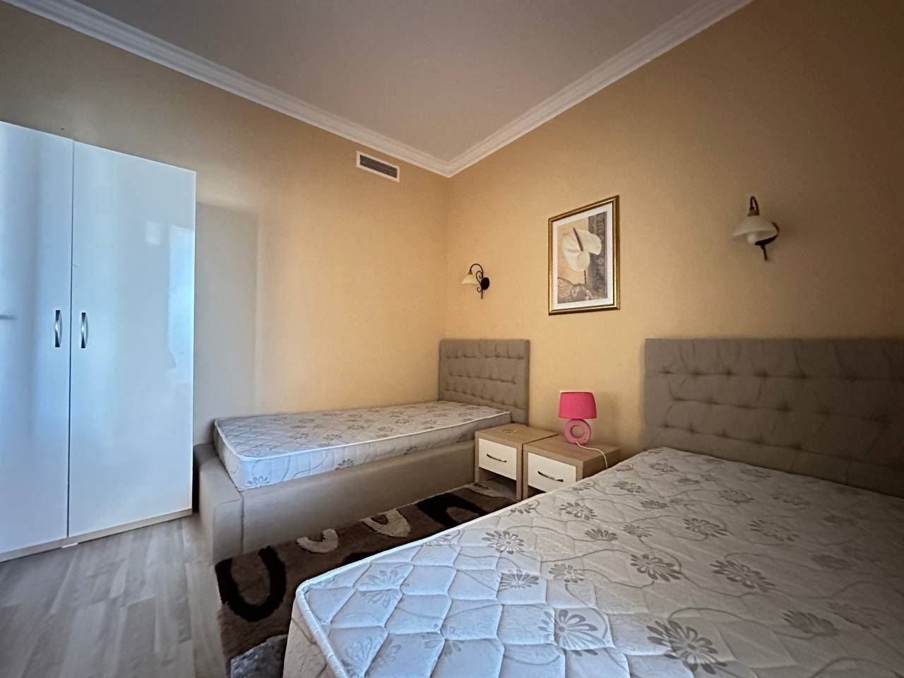 Przestronny apartament z widokiem na morze w pierwszej linii brzegowej w Pomorie – nieruchomość wakacyjna z atmosferą luksusowego kurortu