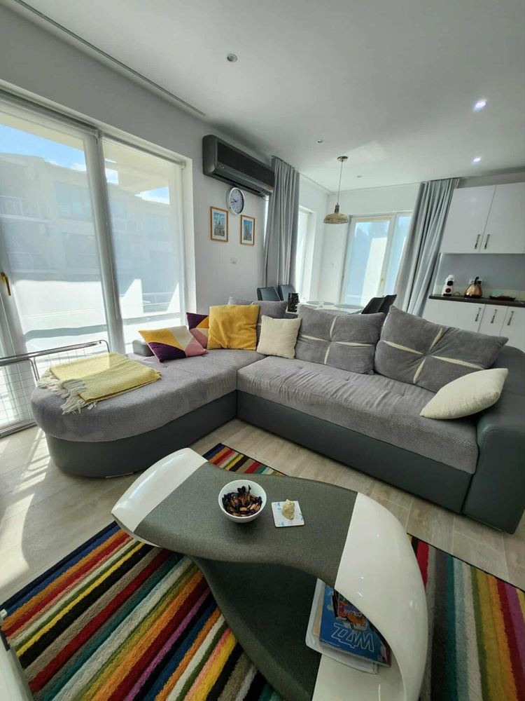 Apartament z dwiema sypialniami z widokiem na basen w Sveti Vlas – komfort, styl i doskonała lokalizacja