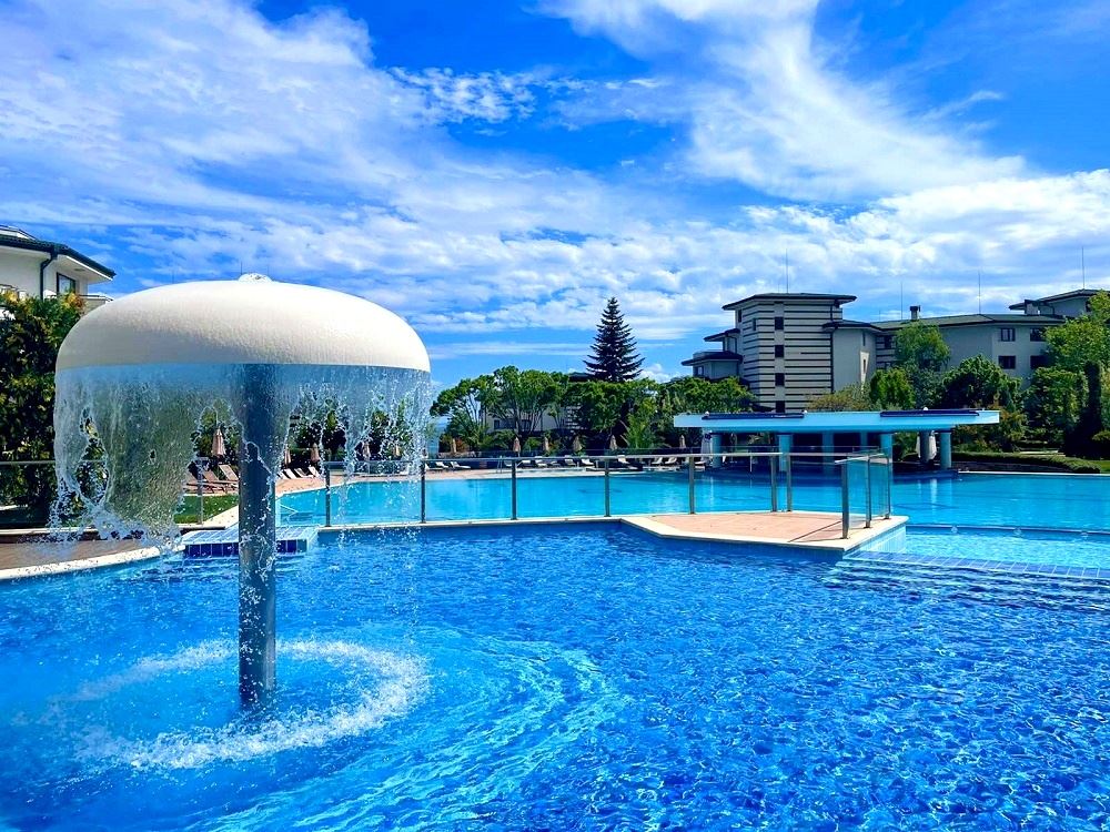 Mieszkanie dwupokojowe (z jedną sypialnią) w pierwszej linii morza w Ravda – luksus, natura i widok na basen