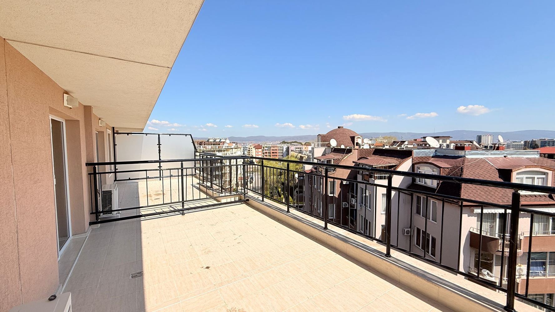 Luksusowy apartament dwupoziomowy z trzema sypialniami w sercu Słonecznego Brzegu – przestrzeń, styl i komfort na dwóch poziomach