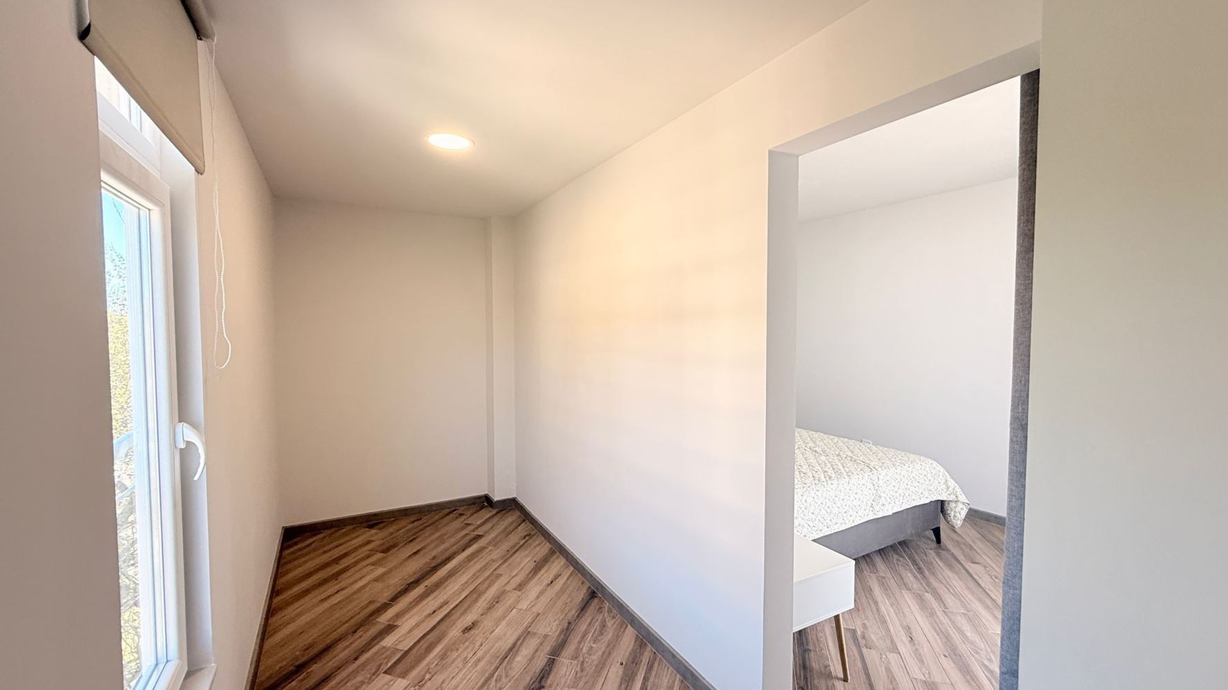 Luksusowy apartament z trzema sypialniami na pierwszej linii w Rawdzie – przestrzeń, prestiż i imponująca morska panorama