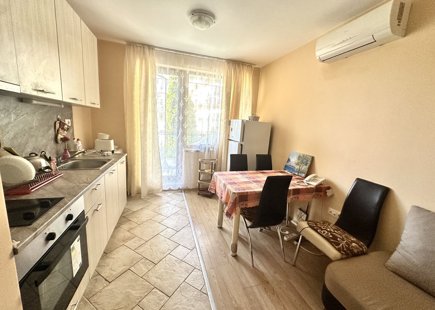 Apartament z jedną sypialnią w pierwszej linii brzegowej w Świętym Własie – przytulność i morska atmosfera
