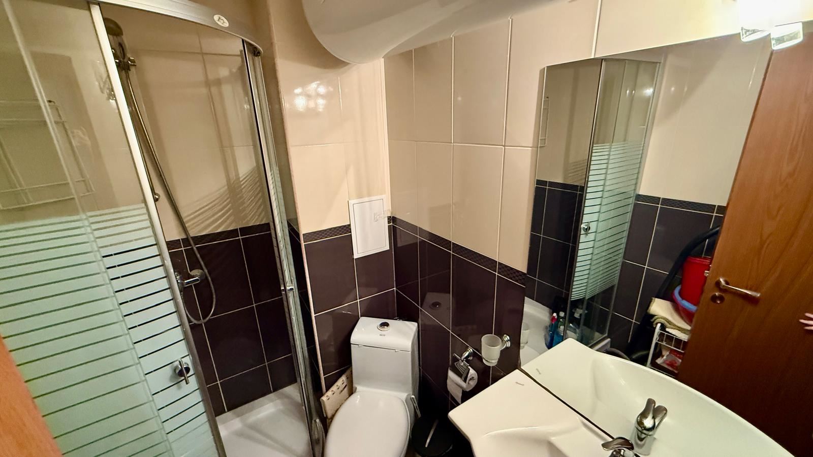 Apartament z dwiema sypialniami w pierwszej linii brzegowej w Nesebyrze – przestrzeń, dwie sypialnie i morze przed kompleksem