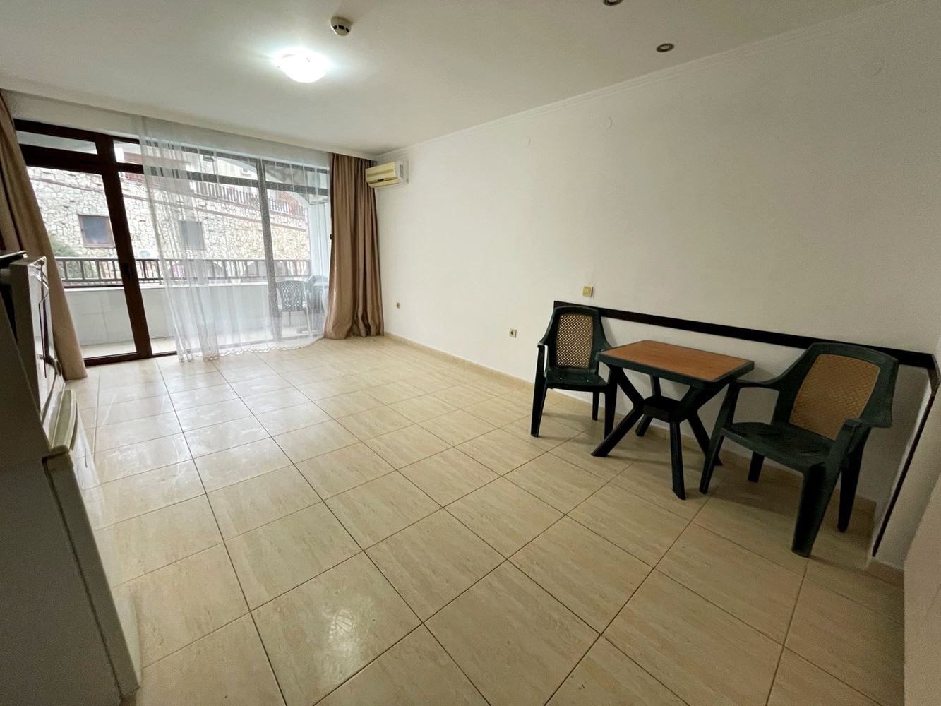 Luksus i spokój w pierwszej linii brzegowej w Świętym Własie – przestronny apartament z jedną sypialnią i widokiem na basen