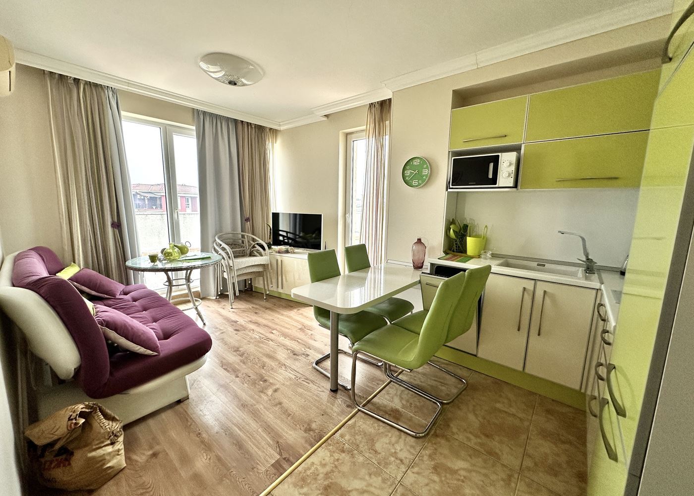 Przestronny apartament z dwiema sypialniami i widokiem na morze w Rawdzie
