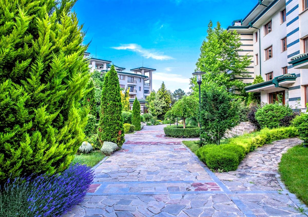 Mieszkanie dwupokojowe (z jedną sypialnią) w pierwszej linii morza w Ravda – luksus, natura i widok na basen