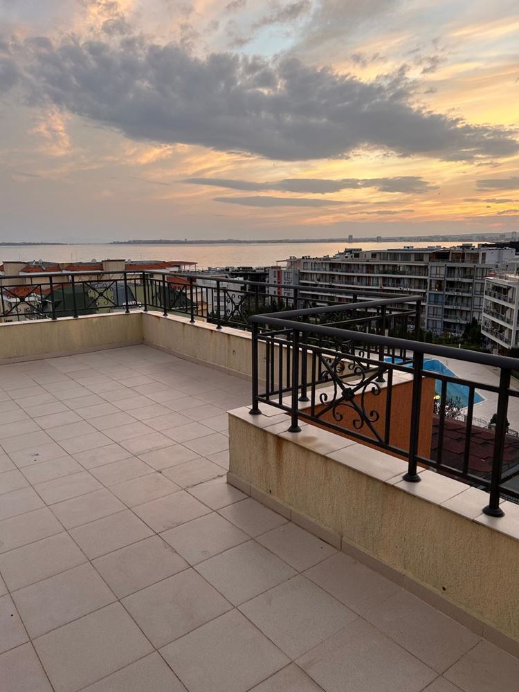 Przestronny apartament z dwiema sypialniami i panoramicznym widokiem na morze w Sveti Vlas
