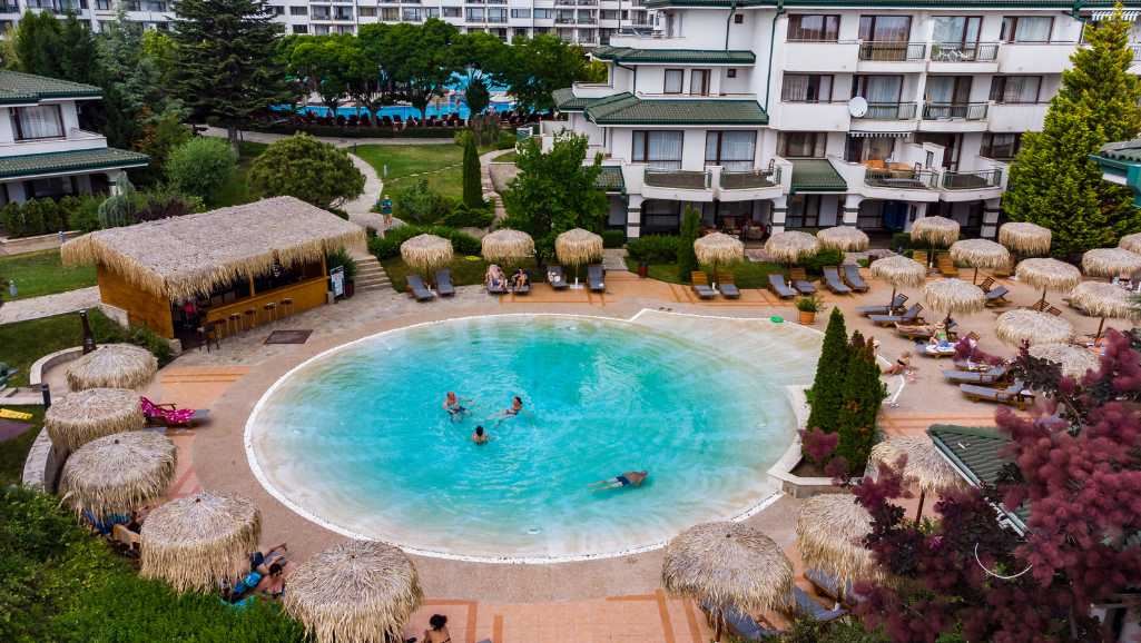 Wysoki standard i różnorodne udogodnienia – Doskonałe dwupokojowe mieszkanie w luksusowym kompleksie przy plaży w Ravda