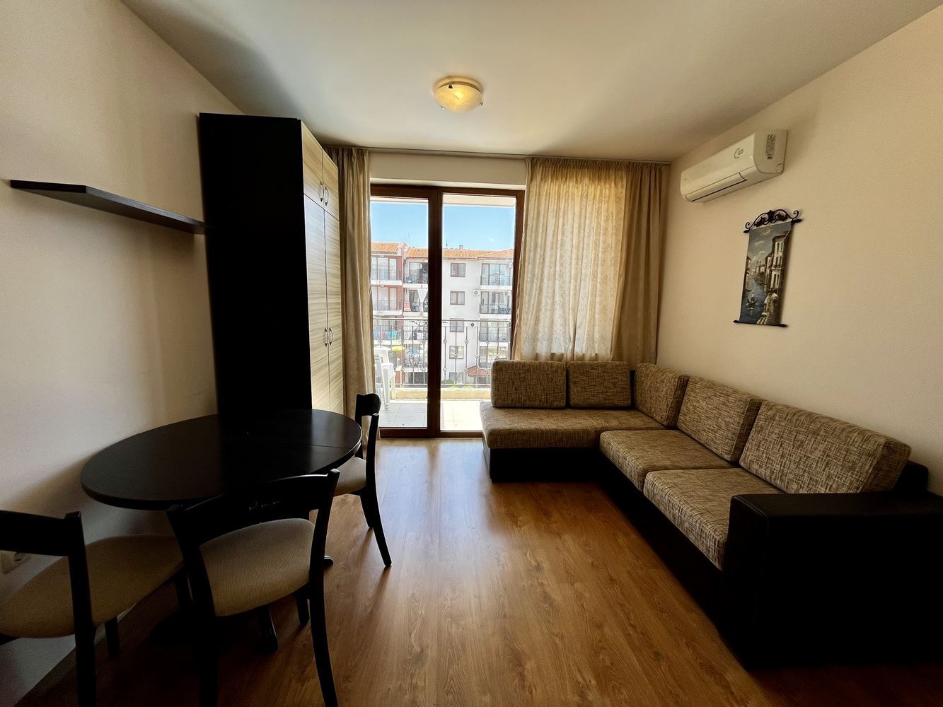 Morski komfort i spokój w pobliżu Nesebyru! Umeblowany apartament z jedną sypialnią z widokiem na basen w luksusowym zamkniętym kompleksie