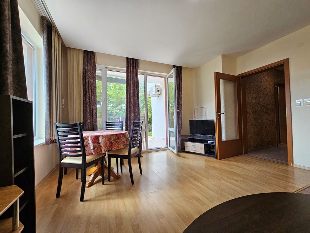 Apartament z jedną sypialnią na pierwszej linii morza w strzeżonym kompleksie w Elenite