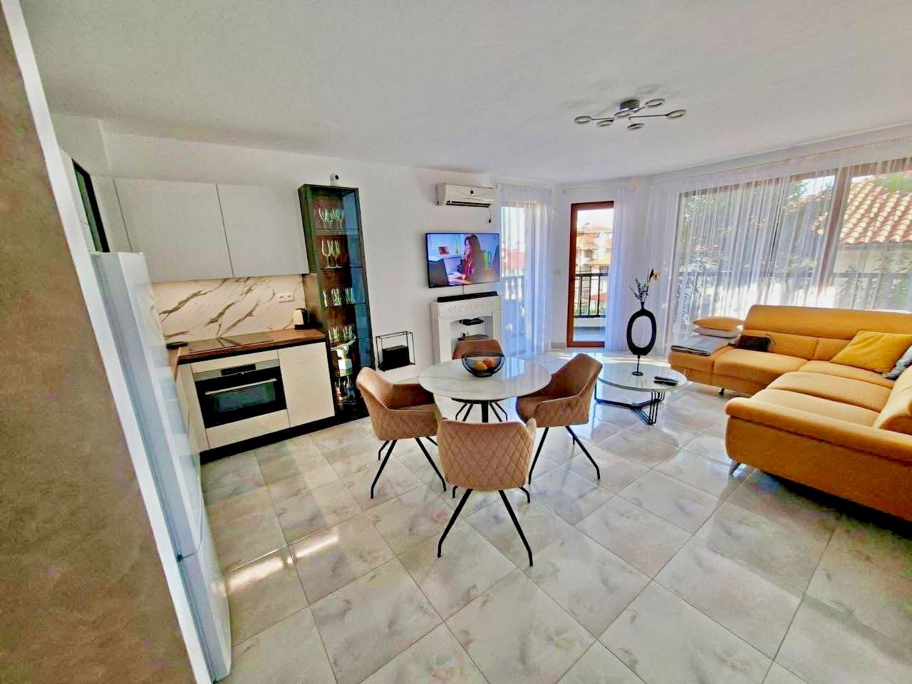 Luksusowy apartament z dwiema sypialniami na pierwszej linii brzegowej w strefie VIP w Sweti Własie