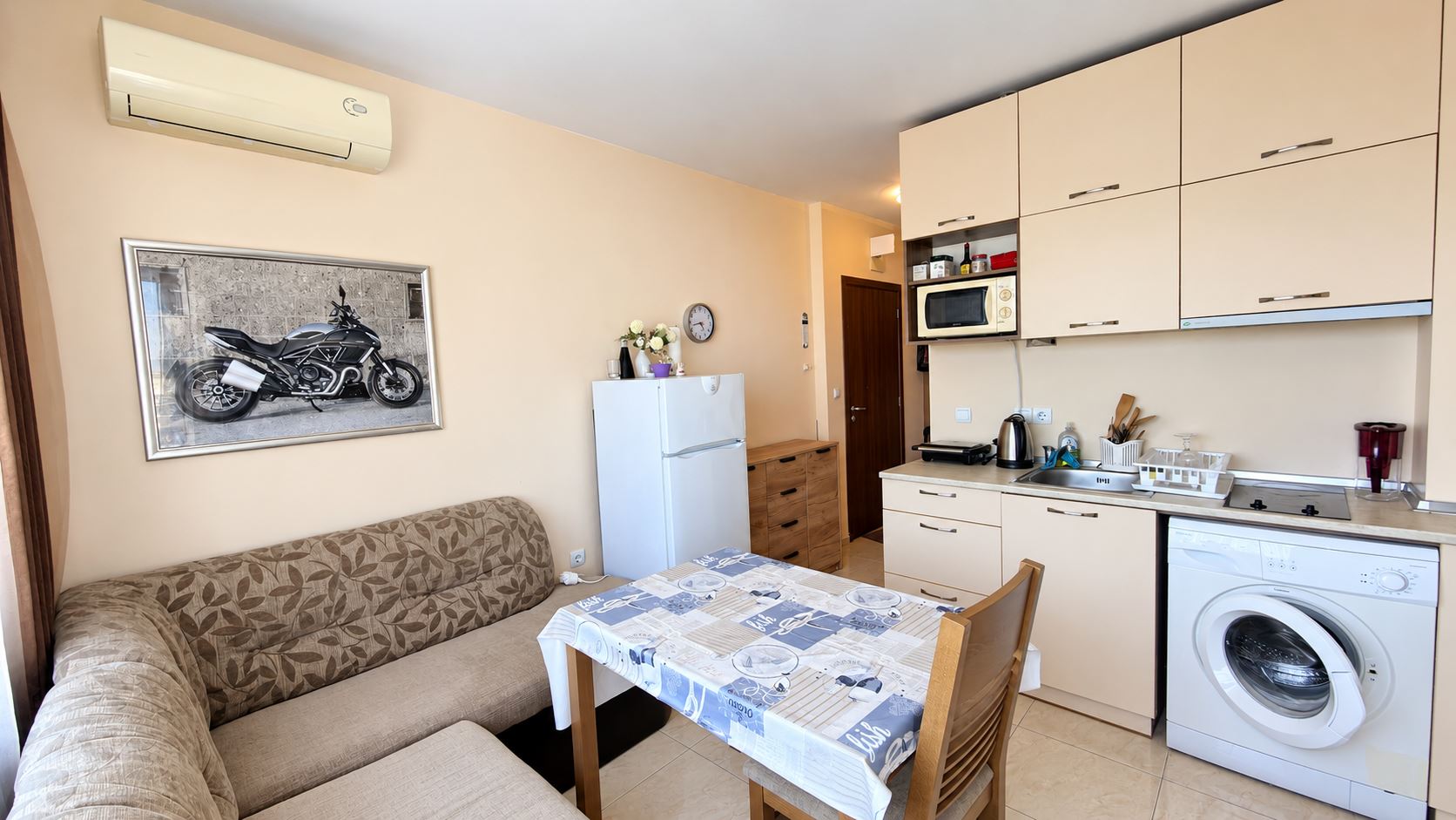 Przytulny, niewielki apartament z jedną sypialnią w kompleksie z basenem i całodobową ochroną