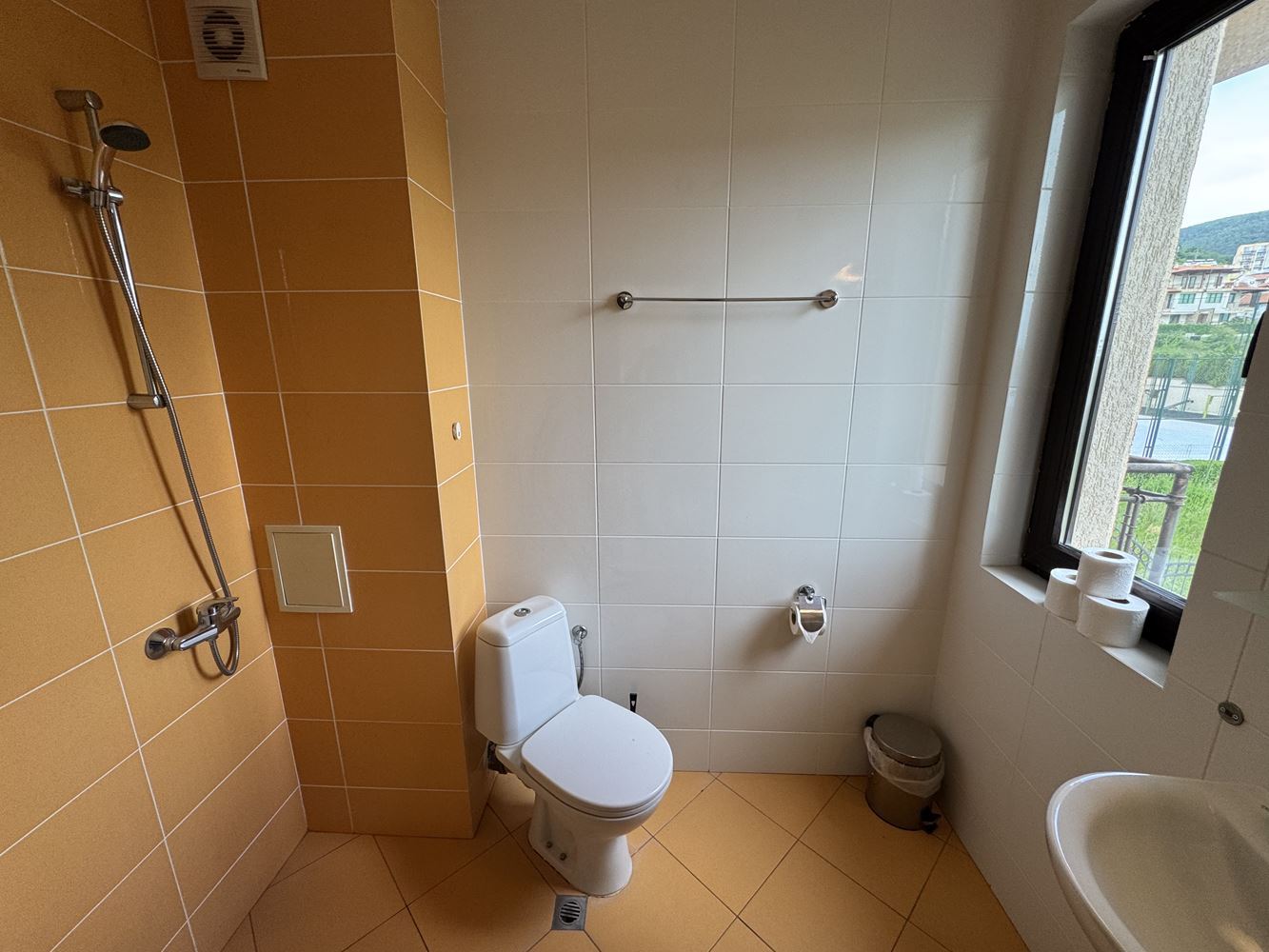 Kompaktowe studio z panoramicznym widokiem na góry w Sweti Włas – komfort, natura i doskonała infrastruktura