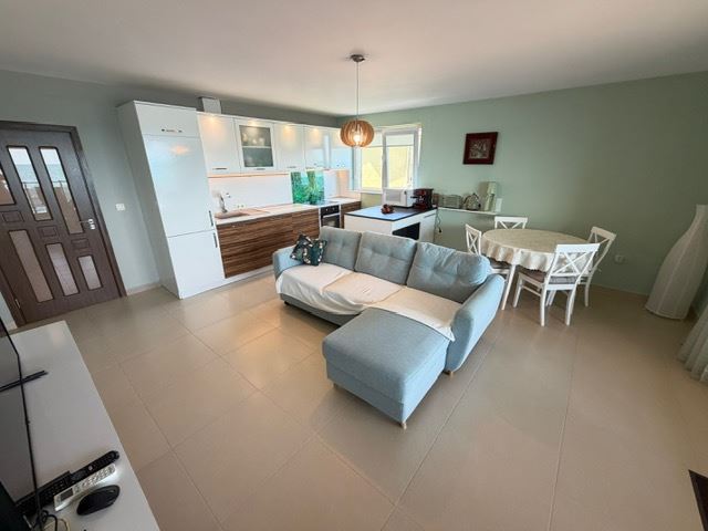 Przestronny apartament z 2 sypialniami w pierwszej linii brzegowej z frontalnym panoramicznym widokiem na morze