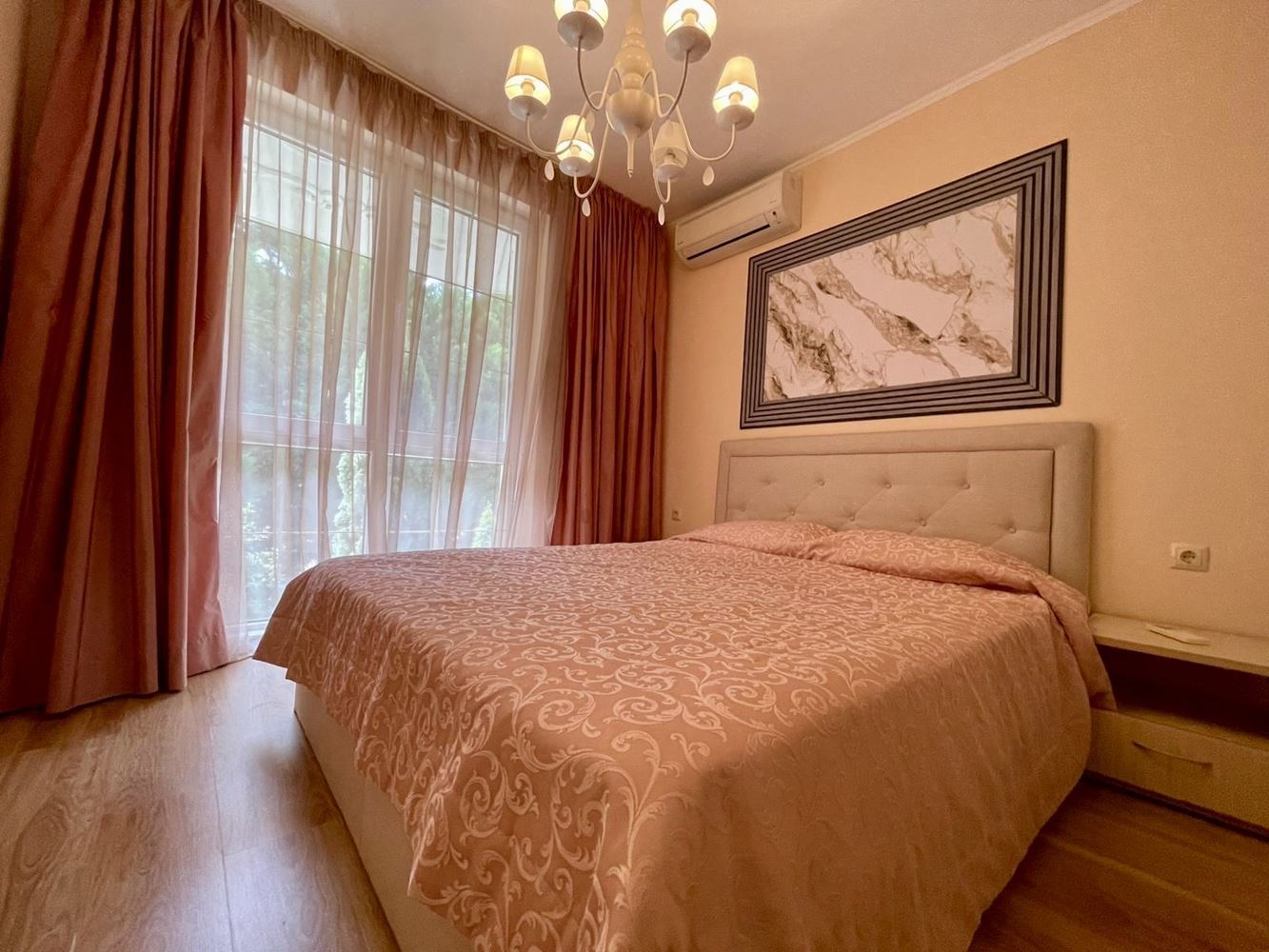 Luksusowy maisonette z ogrodem w elitarnym kompleksie – komfort i relaks blisko morza