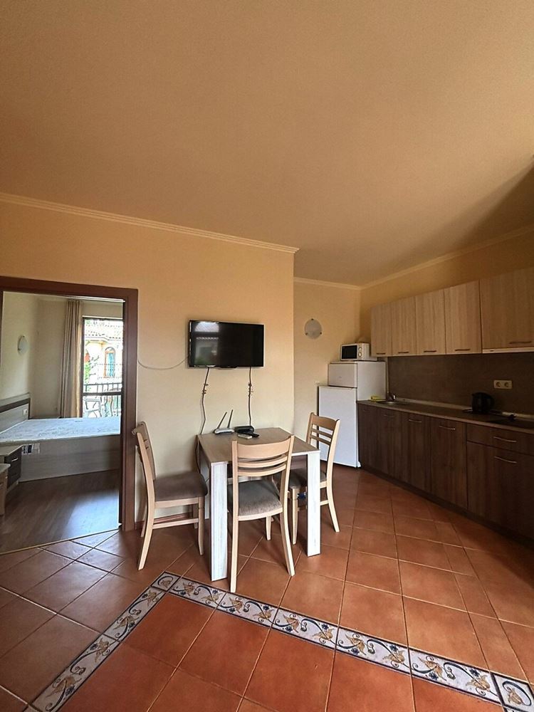 Jasny apartament z jedną sypialnią, dużym tarasem i widokiem na zieleń w Elenite