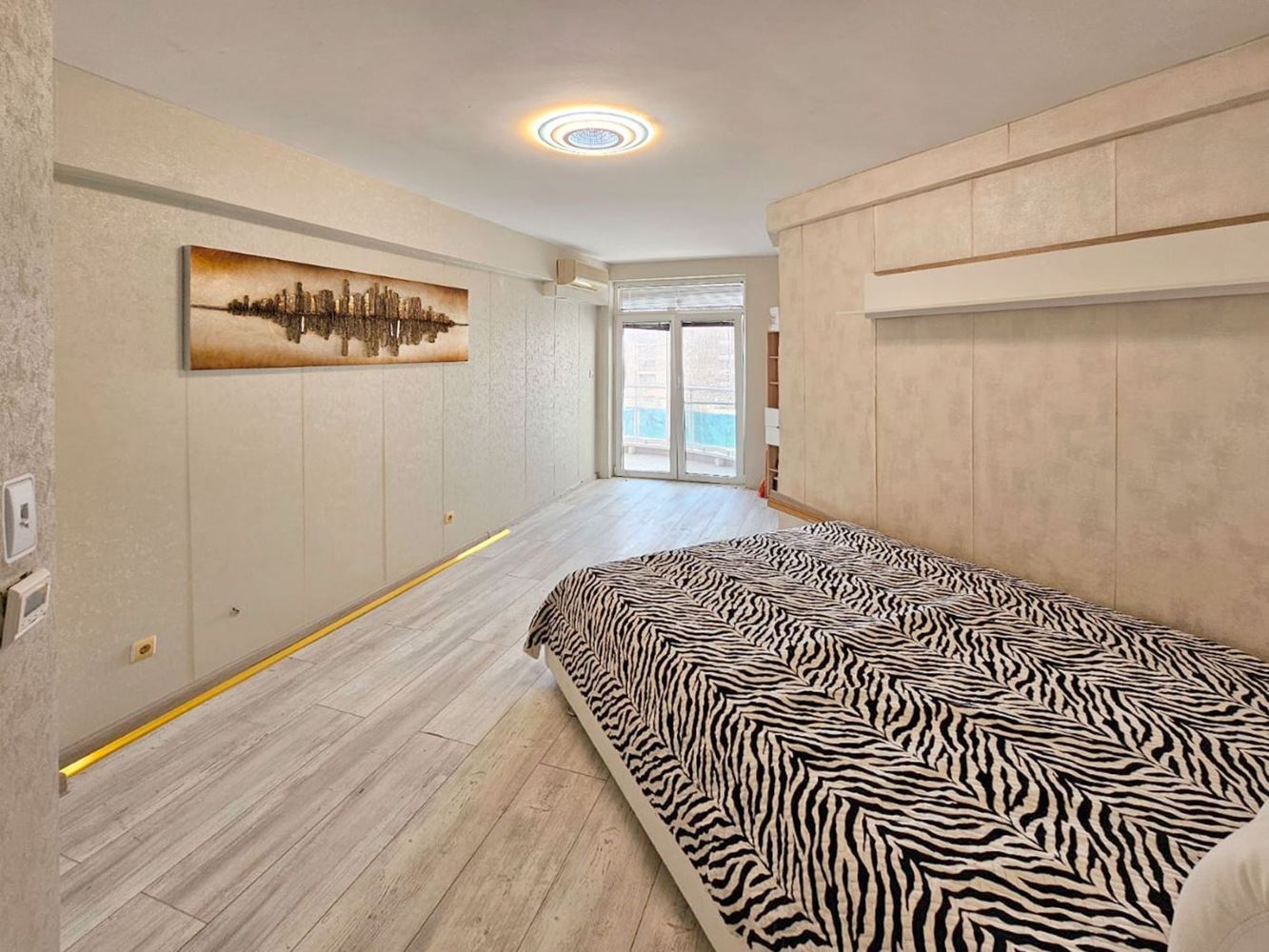 Luksusowy apartament trzypokojowy z widokiem na morze na pierwszej linii w Rawdzie – 114 m², dwa tarasy i pełen komfort