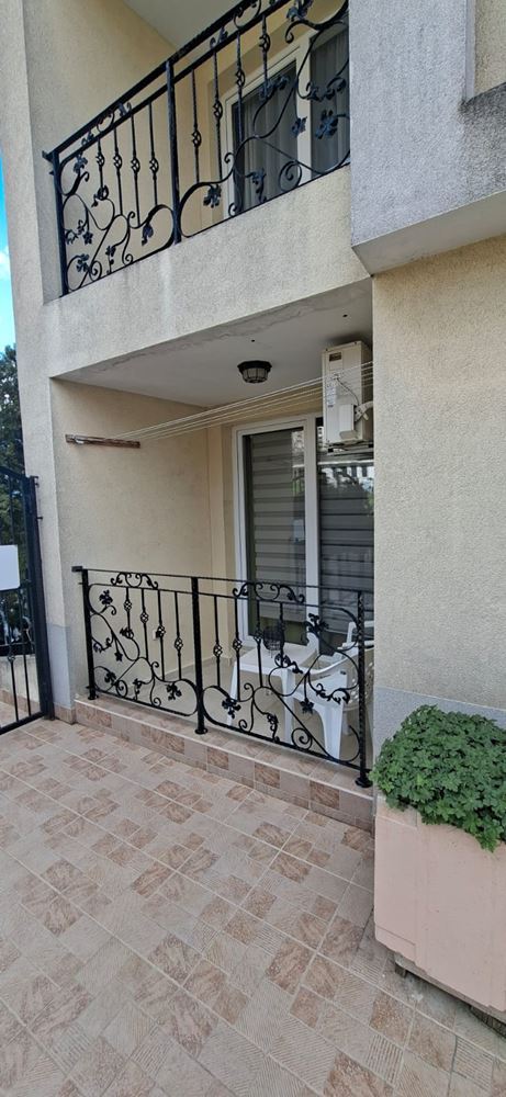 Komfort i funkcjonalność nad morzem – w pełni umeblowany apartament z jedną sypialnią w Świętym Własie