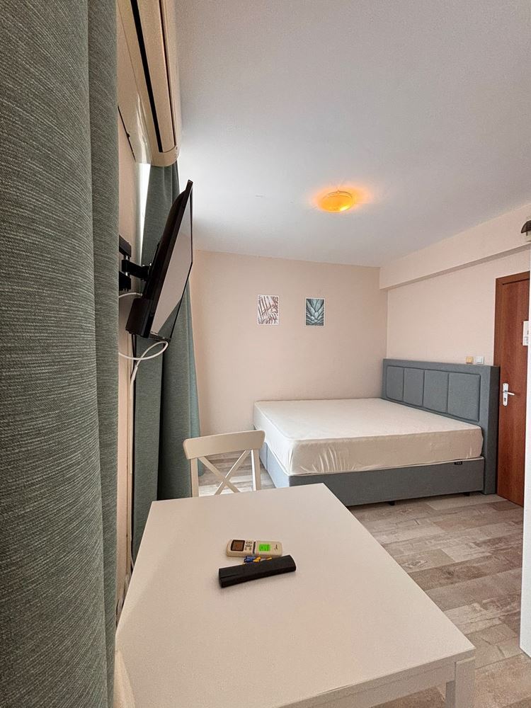 Umeblowana kawalerka z panoramicznym tarasem i widokiem na basen w Słonecznym Brzegu – komfort i udogodnienia SPA przez cały rok