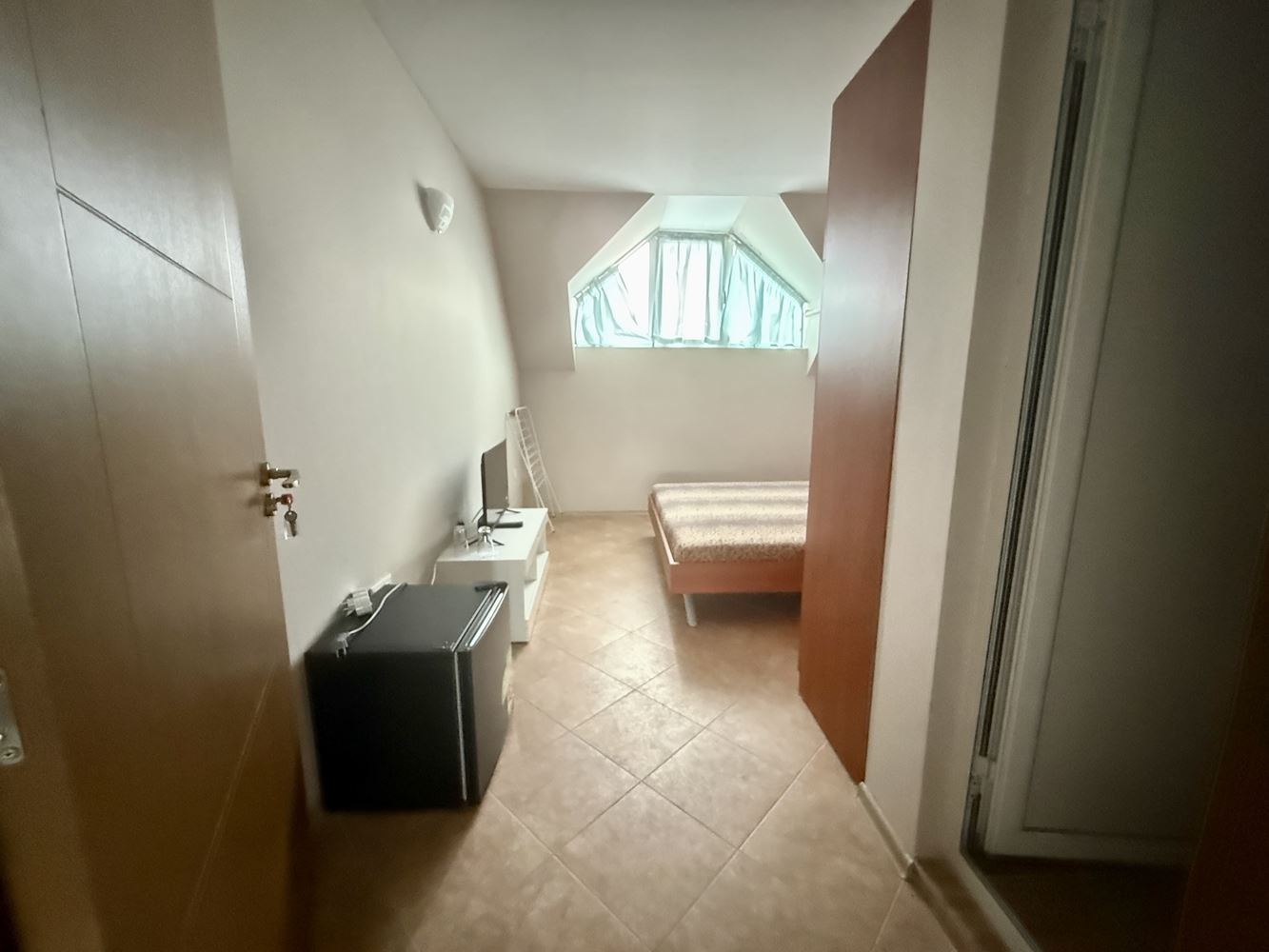 Kompaktowe i funkcjonalne studio w Ravdzie – gotowe do zamieszkania