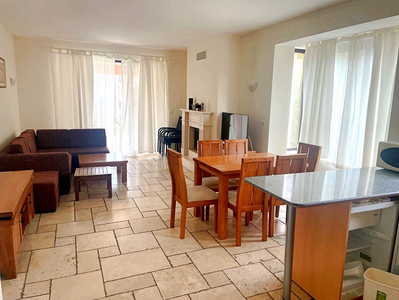 Przestronny umeblowany apartament z dwiema sypialniami i widokiem na morze w pobliżu Bałcziku – komfort wśród natury i Golfowej Riwiery