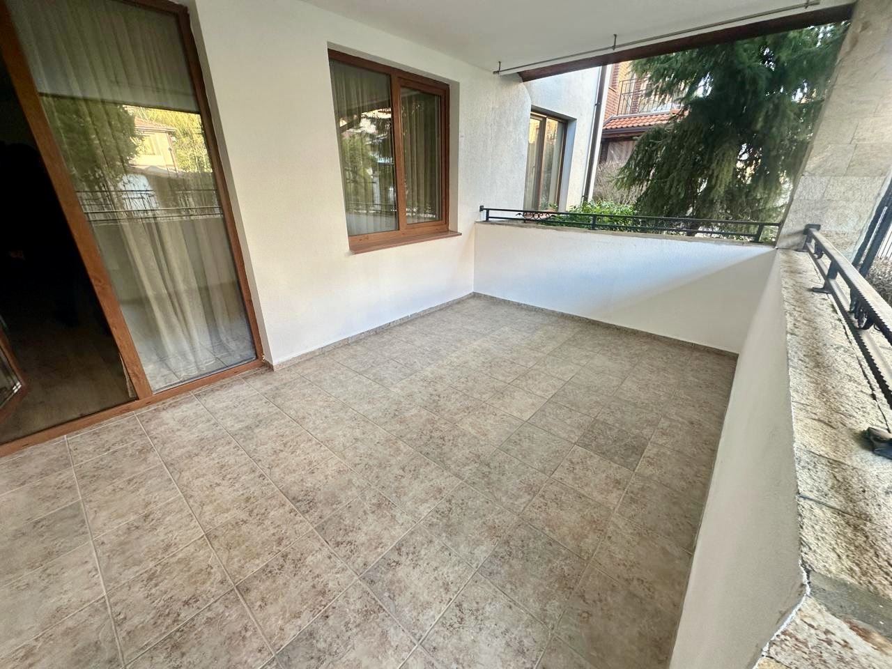 Przestronne studio na parterze z dużym tarasem i możliwością przerobienia na mieszkanie z jedną sypialnią – bezpieczeństwo i komfort w Nessebarze