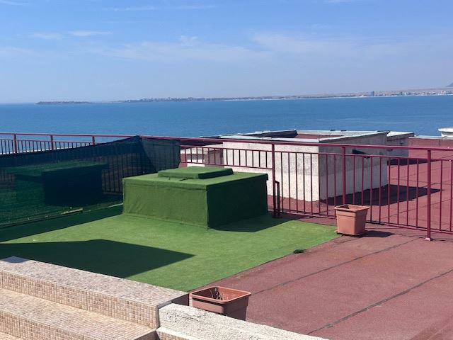 Penthouse z panoramicznym widokiem na morze i prywatnym dostępem do plaży w Sveti Vlas