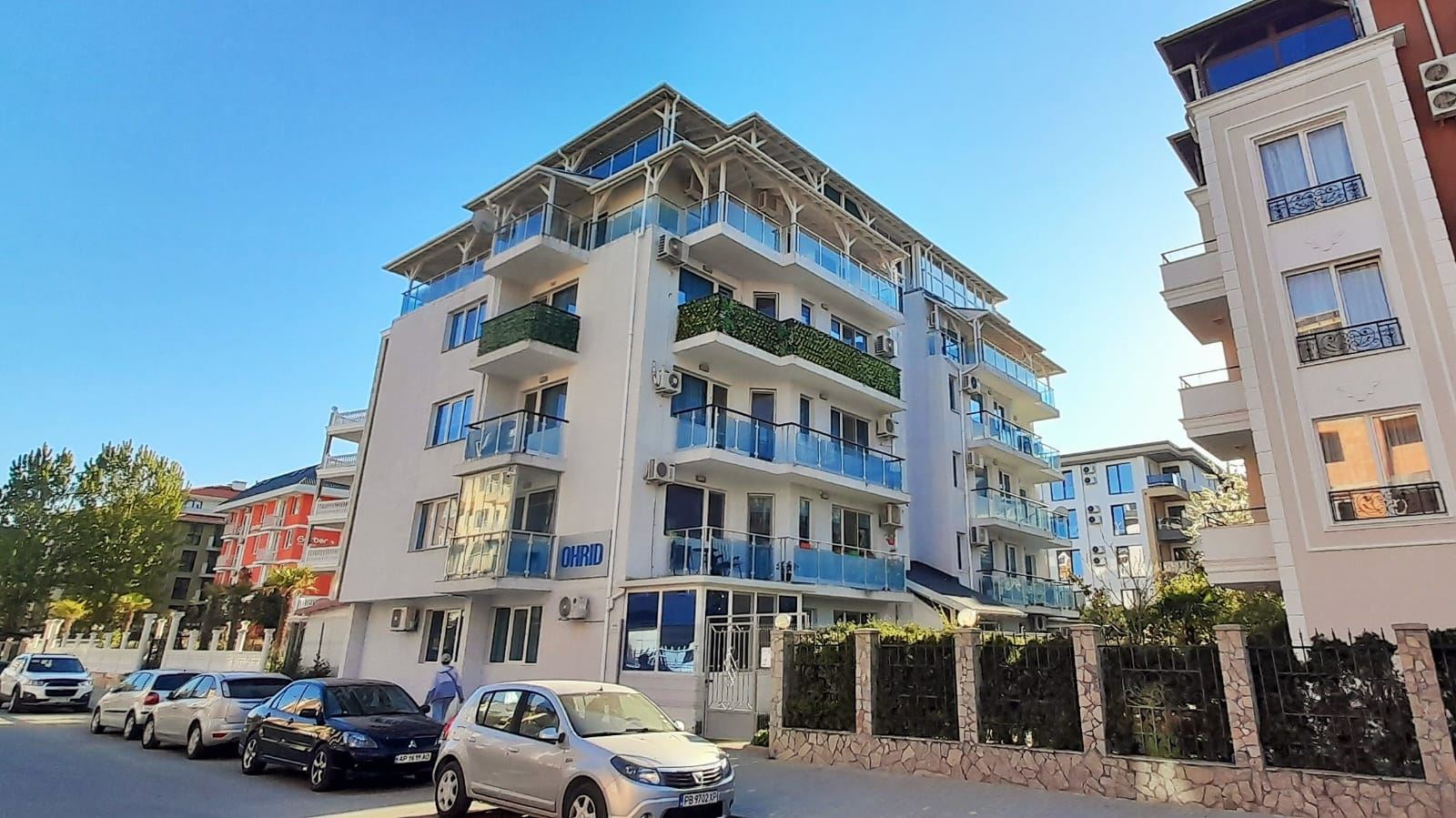 Przestronna kawalerka z zabudowanym tarasem i dodatkowym pomieszczeniem – spokojna lokalizacja 500 m od plaży