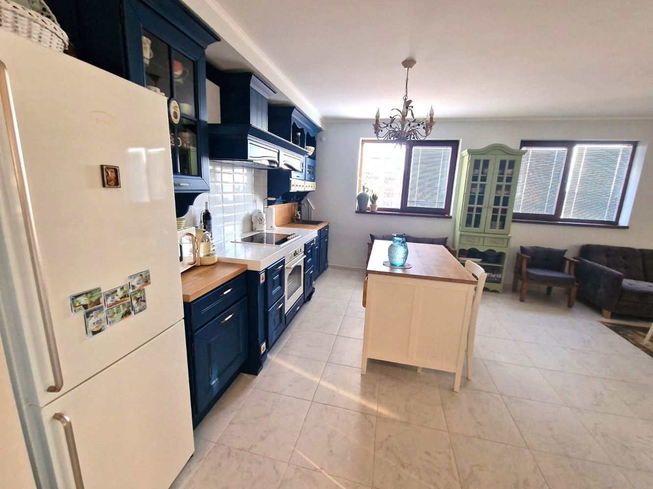 Ekskluzywny apartament z trzema sypialniami – najwyższy standard życia i dyskretny luksus