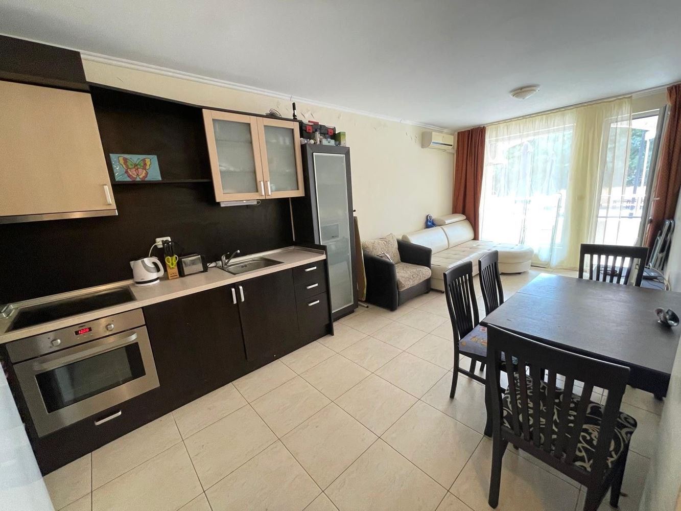 Duży apartament z jedną sypialnią 100 metrów od plaży w Pomorie z bezpośrednim dostępem do basenu