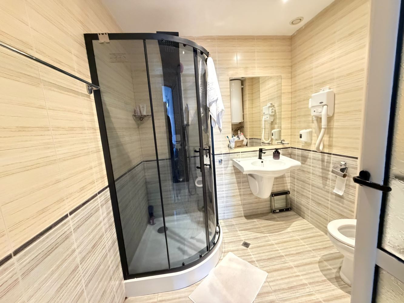 Przestronny apartament z jedną sypialnią i dużym tarasem w południowej części Słonecznego Brzegu – doskonała inwestycja nad morzem