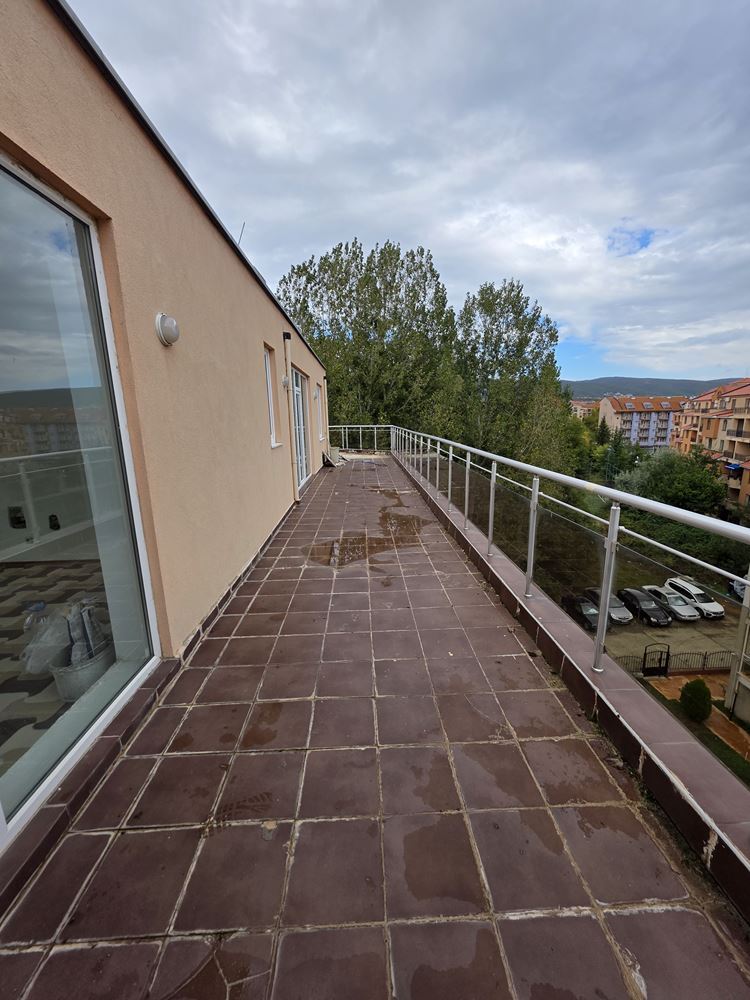 Mieszkanie z dwiema sypialniami i ogromnym tarasem 500 m od plaży w Słonecznym Brzegu – 148 m² i doskonały potencjał