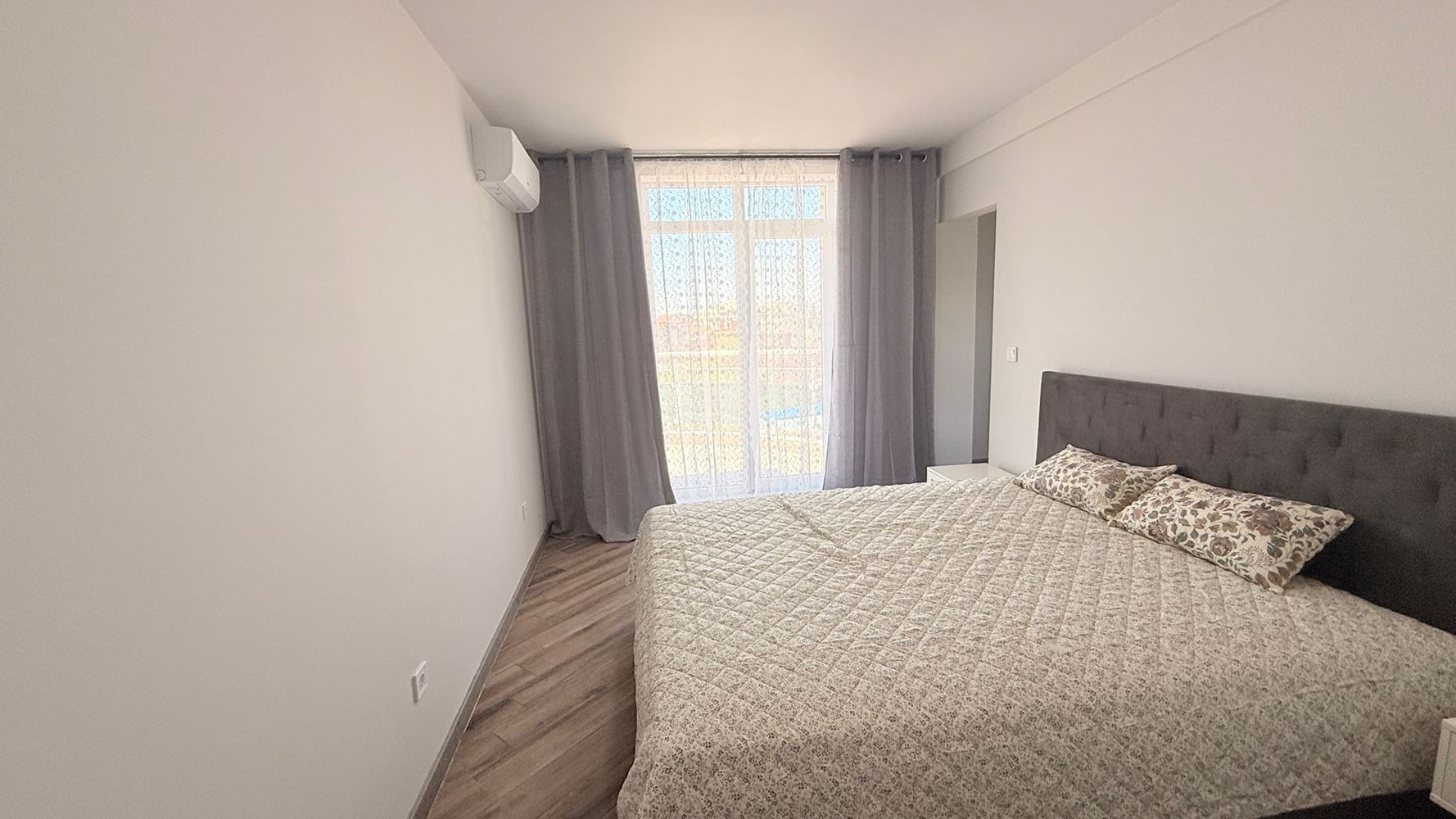 Luksusowy apartament z trzema sypialniami na pierwszej linii w Rawdzie – przestrzeń, prestiż i imponująca morska panorama