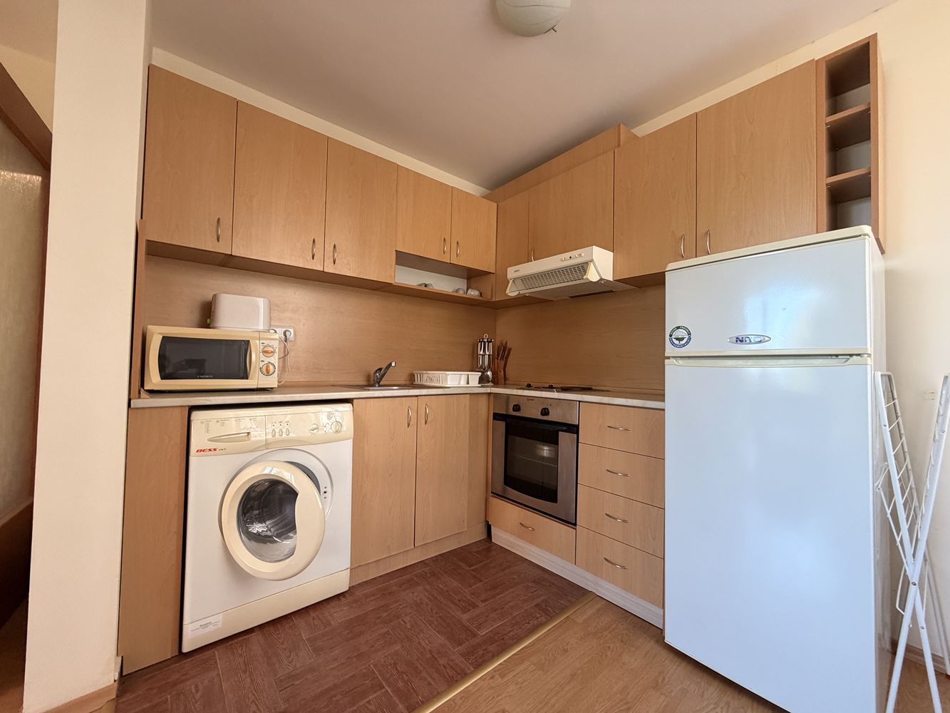 Apartament w absolutnie pierwszej linii w Świętym Własie! Przestronny apartament z jedną sypialnią z pięknym widokiem na morze
