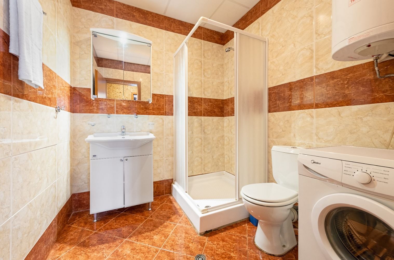 Stylowy apartament z dwiema sypialniami w pierwszej linii z bezpośrednim widokiem na morze w Świętym Własie – przestrzeń, luksus i pełne udogodnienia