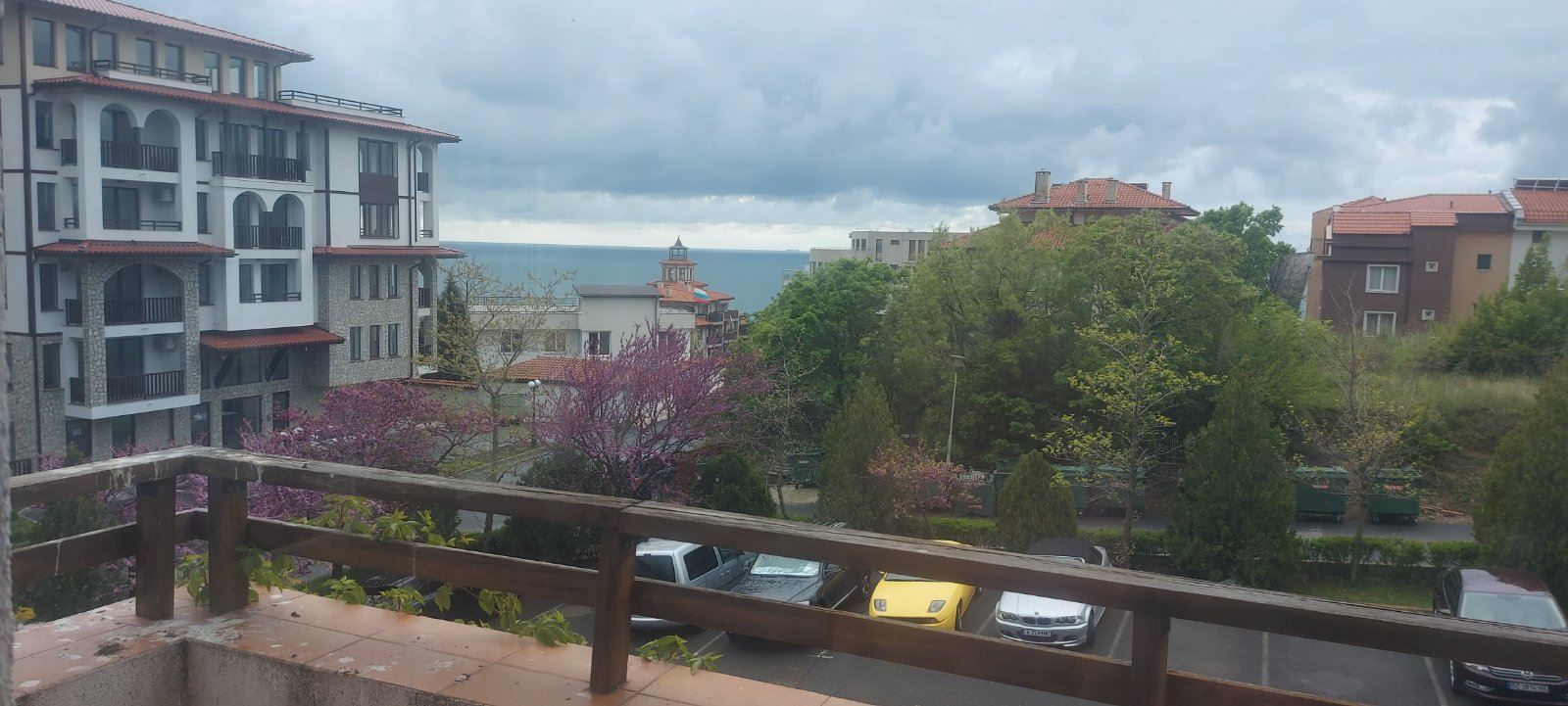  Przestronny apartament z panoramą morza w Sveti Vlas – komfort, zieleń i prestiżowa lokalizacja