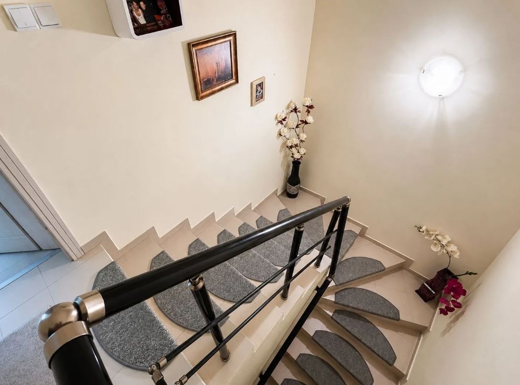 Przestronny apartament dwupoziomowy z panoramicznym tarasem w Rawdzie – doskonały wybór do zamieszkania, wypoczynku lub inwestycji